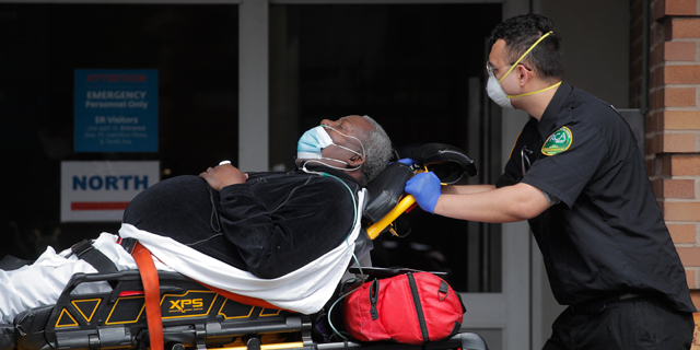 חולה קורונה מפונה לבית חולים ברובע קווינס, ניו יורק, צילום: רויטרס