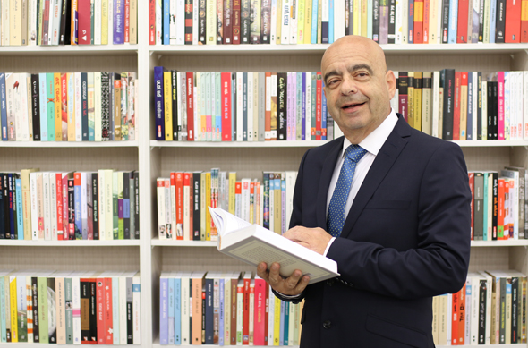 אבי שומר. "לא יודע אם יש אור בקצה המנהרה הזו" אבי שומר. "לא יודע אם יש אור בקצה המנהרה הזו"