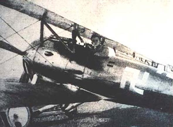 בקהרדט במטוסו, עליו צלב הקרס בקהרדט במטוסו, עליו צלב הקרס