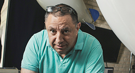 מוסף שבועי 30.4.20 ארז זיו בונה ומטיס צפלינים, צילום: תומי הרפז