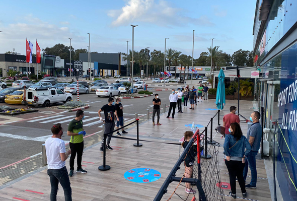 תור בכניסה לחנות דקטלון - ביג סנטר חניה תור בכניסה לחנות דקטלון - ביג סנטר חניה