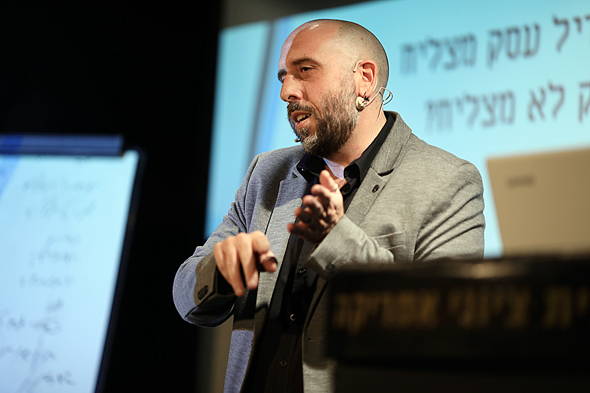 נדב בורלא נדב בורלא