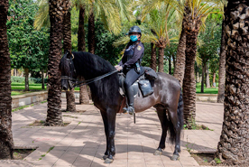 שוטרת בוולנסיה, ספרד, צילום: גטי אימג'ס