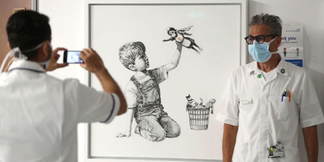 למכירה: היצירה שהקדיש בנקסי לעובדי בתי החולים במגפה