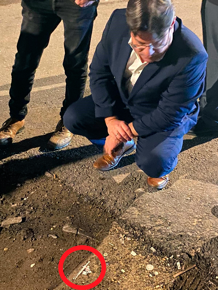 השר הרווחה היצא, אופיר אקוניס, בסיור עם תושבי השכונה -את המזרקים כולם רואים בעיניהם והמצב נותר ללא שינוי השר הרווחה היצא, אופיר אקוניס, בסיור עם תושבי השכונה -את המזרקים כולם רואים בעיניהם והמצב נותר ללא שינוי