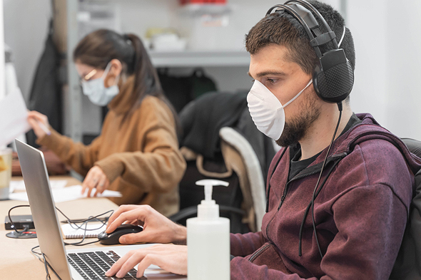 Certaines entreprises de haute technologie préfèrent que leurs employés travaillent au bureau pour favoriser une ambiance collaborative (illustration).  Photo : Shutterstock