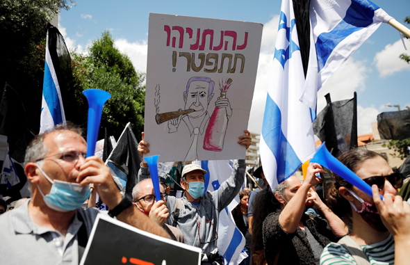 הפגנה נגד נתניהו מחוץ לבית המשפט הפגנה נגד נתניהו מחוץ לבית המשפט