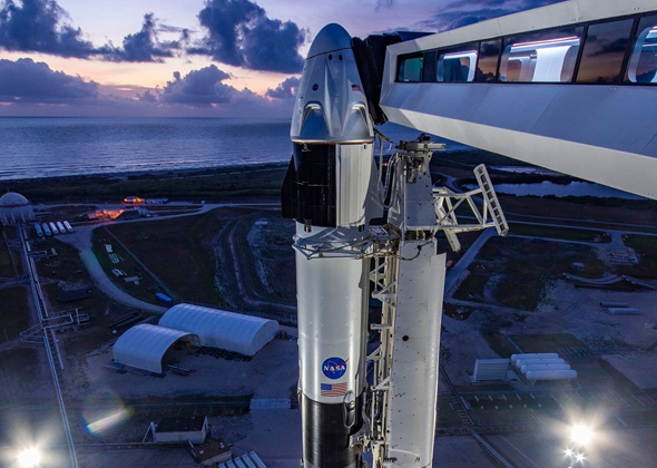הרקטה פלקון 9 של SpaceX , שעליה החללית קרו דרגון הרקטה פלקון 9 של SpaceX , שעליה החללית קרו דרגון