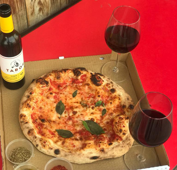 פיצריה Pizza 4 the People, שיתוף פעולה עם יקב תבור פיצריה Pizza 4 the People, שיתוף פעולה עם יקב תבור