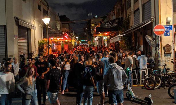 צעירים מבלים בשוק הפשפשים בת"א צעירים מבלים בשוק הפשפשים בת"א