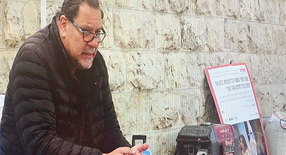 שאול מזרחי בשביתת הרעב שהוא מקיים מול ביתו של רה"מ בירושלים. "בערב צפויות הופעות" שאול מזרחי בשביתת הרעב שהוא מקיים מול ביתו של רה"מ בירושלים. "בערב צפויות הופעות"