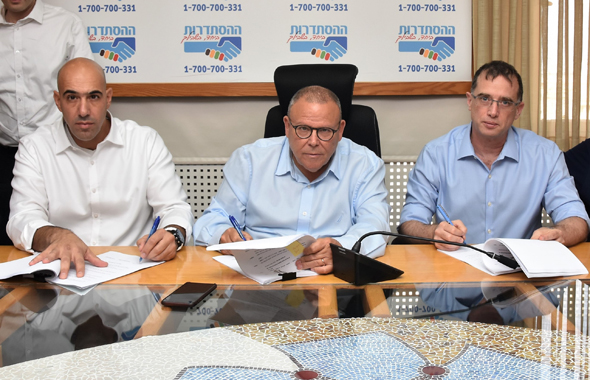 מימין רן גוראון מנכ"ל פלאפון, ארנון בר דוד יו”ר ההסתדרות ויחיאל שמן יו"ר ועד פלאפון מימין רן גוראון מנכ"ל פלאפון, ארנון בר דוד יו”ר ההסתדרות ויחיאל שמן יו"ר ועד פלאפון