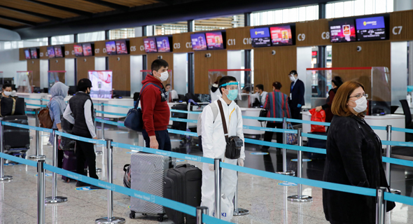 נוסעים בנמל התעופה באיסטנבול נוסעים בנמל התעופה באיסטנבול