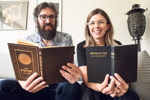 יוצרי “היהודים באים" נטלי מרכוס ואסף בייזר. “אנחנו לא כותבים למערכת החינוך. חוץ מזה התנ"ך הוא נורא גס" יוצרי “היהודים באים" נטלי מרכוס ואסף בייזר. “אנחנו לא כותבים למערכת החינוך. חוץ מזה התנ"ך הוא נורא גס"