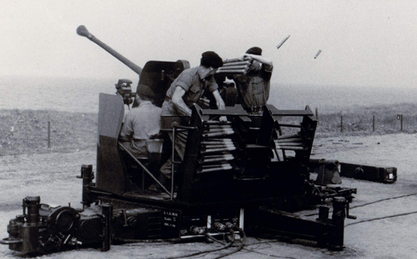 תותח נ"מ 40 מ"מ מדגם L70, כמו אלה שהפעיל חיל האוויר תותח נ"מ 40 מ"מ מדגם L70, כמו אלה שהפעיל חיל האוויר