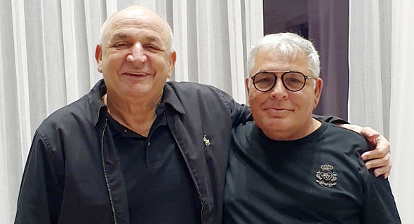 יחיאל אבו ויצחק תשובה במעמד החתימה ביום שישי לפנות בוקר יחיאל אבו ויצחק תשובה במעמד החתימה ביום שישי לפנות בוקר