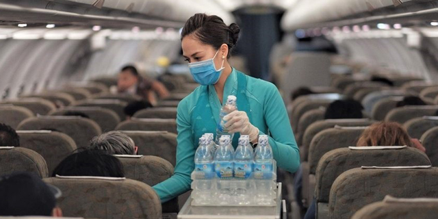 דיילת עם מסכה במטוס, צילום: Vietnam Airlines