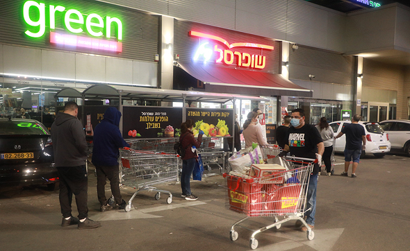 תור בשופרסל (ארכיון) תור בשופרסל (ארכיון)