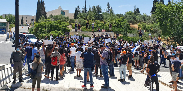 מחאת עולם התרבות עולה שלב: מפגינים התפרעו מול משרד רה"מ בירושלים