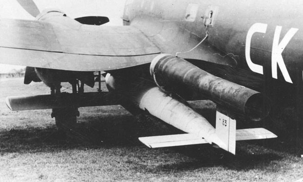 טיל V1 מתחת לכנפו של מפציץ היינקל 111; גם השיגורים באוויר יורטו טיל V1 מתחת לכנפו של מפציץ היינקל 111; גם השיגורים באוויר יורטו