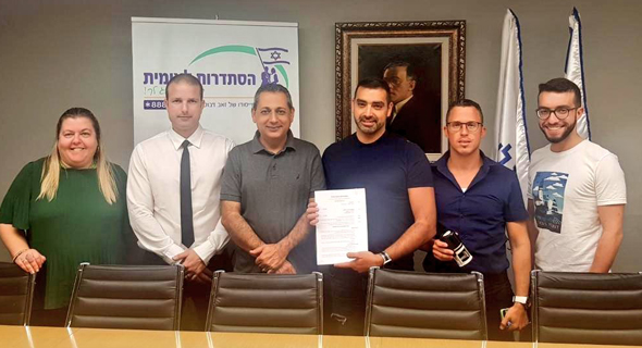מימין: מני קאופמן, חבר ועד. יוסי דואק, עורך דין, רכז יחסי עבודה הסתדרות לאומית. שלומי אזולאי יו"ר הוועד. ששי שדה יו"ר האגף לאיגוד מקצועי הסתדרות לאומית. אייל ריבנר עו"ד מטעם גולן. נירית מאירי יועצת משפטית הסתדרות לאומית מימין: מני קאופמן, חבר ועד. יוסי דואק, עורך דין, רכז יחסי עבודה הסתדרות לאומית. שלומי אזולאי יו"ר הוועד. ששי שדה יו"ר האגף לאיגוד מקצועי הסתדרות לאומית. אייל ריבנר עו"ד מטעם גולן. נירית מאירי יועצת משפטית הסתדרות לאומית