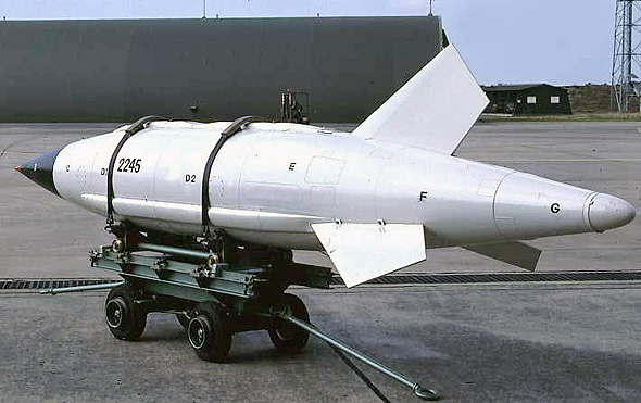 פצצת אטום AN-22. הסנפירים שלה נועדו בעיקר לשמור עליה יציבה לאחר ההטלה, כדי שלא תתפוס זרם אוויר ותתנגש במטוס. הנחיה אין - זו פצצת נפילה חופשית פצצת אטום AN-22. הסנפירים שלה נועדו בעיקר לשמור עליה יציבה לאחר ההטלה, כדי שלא תתפוס זרם אוויר ותתנגש במטוס. הנחיה אין - זו פצצת נפילה חופשית