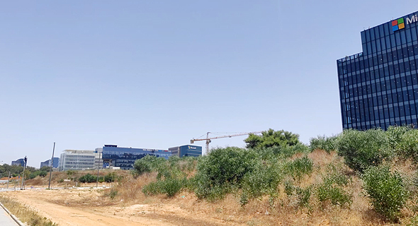 קרקע שעומדת למכירה ליד הקמפוס קרקע שעומדת למכירה ליד הקמפוס