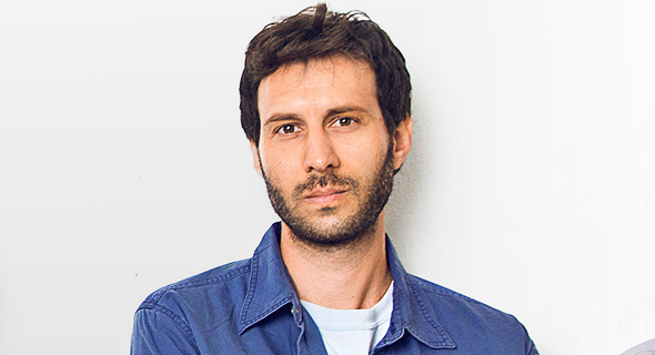 על העבודה עם אלון עדר (בתמונה): “יש לו המון רגישות לטקסט והוא הביא לשיר הרבה חום ונעימות שריגשו אותי. אם אני הייתי המלחינה, בוודאי היה יוצא משהו יותר אירוני" על העבודה עם אלון עדר (בתמונה): “יש לו המון רגישות לטקסט והוא הביא לשיר הרבה חום ונעימות שריגשו אותי. אם אני הייתי המלחינה, בוודאי היה יוצא משהו יותר אירוני"