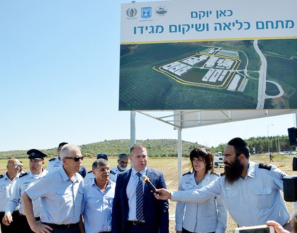 טקס הנחת אבן הפינה לאשכול כליאה במגידו, לפני שנתיים. סיבוב פרסה טקס הנחת אבן הפינה לאשכול כליאה במגידו, לפני שנתיים. סיבוב פרסה