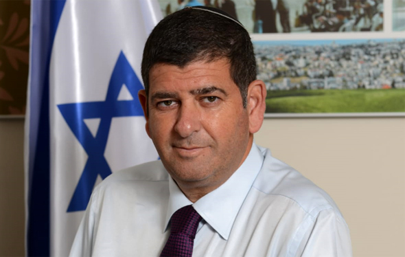 ראש עיריית גבעת שמואל יוסי ברודני. בהתחלה התנגד לקו הסגול ואחכ תמך בו ראש עיריית גבעת שמואל יוסי ברודני. בהתחלה התנגד לקו הסגול ואחכ תמך בו