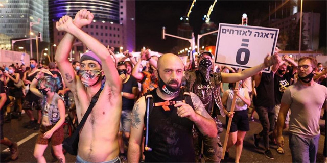 המחאה בכיכר רבין, במוצאי שבת. קריאה לצעדים משלימים לתוכנית הסיוע החדשה של הממשלה, צילום: טל שחר