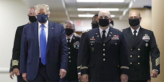 טראמפ עוטה מסכה, ביציאה מביקור בבי"ח צבאי, צילום: איי פי