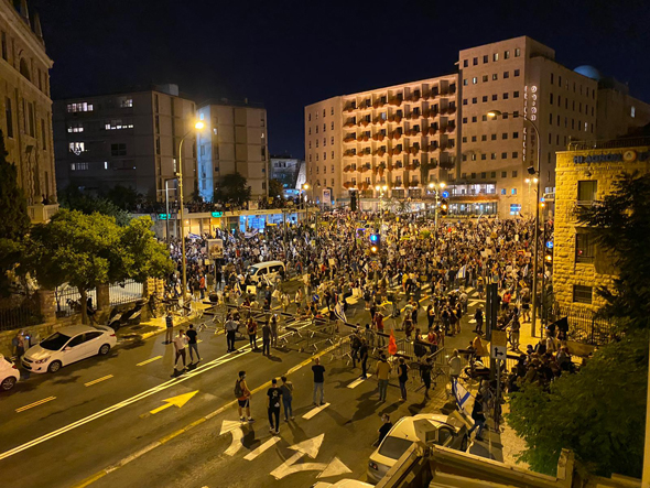 מפגינים ליד בית ראש הממשלה מפגינים ליד בית ראש הממשלה