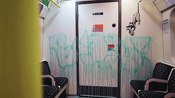 ציור של בנסקי בתחתית בלונדון ציור של בנסקי בתחתית בלונדון