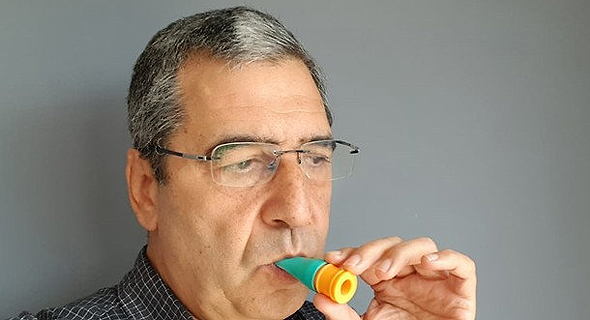 Ben-Gurion University professor Gabby Sarusi demonstrates the new Covid-19 test kit. Photo: Courtesy Ben-Gurion University professor Gabby Sarusi demonstrates the new Covid-19 test kit. Photo: Courtesy