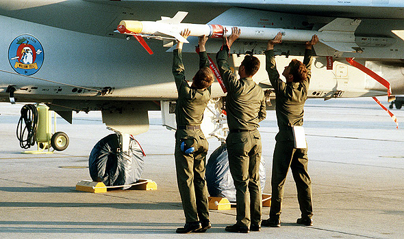 טיל סיידוויינדר מודרני מועמס על F15 טיל סיידוויינדר מודרני מועמס על F15