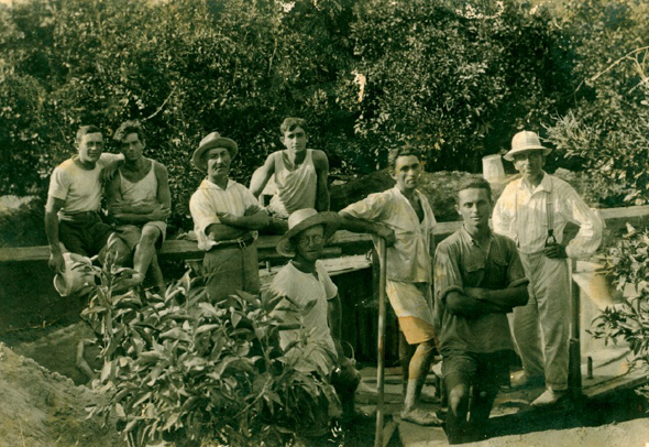 פרדס גפן בשנות ה-20. צבי (הירש) גפן שלוב ידיים וחבוש כובע במרכז, לצד פועלים עבריים פרדס גפן בשנות ה-20. צבי (הירש) גפן שלוב ידיים וחבוש כובע במרכז, לצד פועלים עבריים