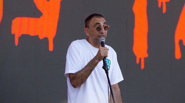 ישראל קטורזה בהפגנה מול משרד האוצר ישראל קטורזה בהפגנה מול משרד האוצר