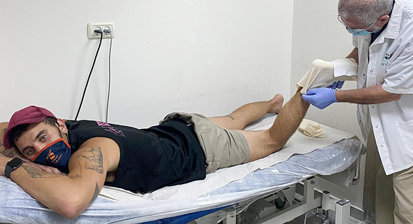 כתב כלכליסט דור זומר שרגלו נשברה בהפגנה בת"א כתב כלכליסט דור זומר שרגלו נשברה בהפגנה בת"א