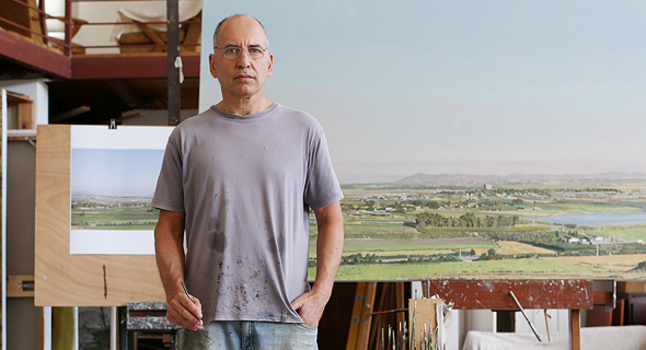 שמיר בסטודיו שלו. "אבא שלי כל חייו כאילו לא עבד לפרנסתו. הוא מעולם לא חשב על כסף. היום זה בלתי אפשרי" שמיר בסטודיו שלו. "אבא שלי כל חייו כאילו לא עבד לפרנסתו. הוא מעולם לא חשב על כסף. היום זה בלתי אפשרי"