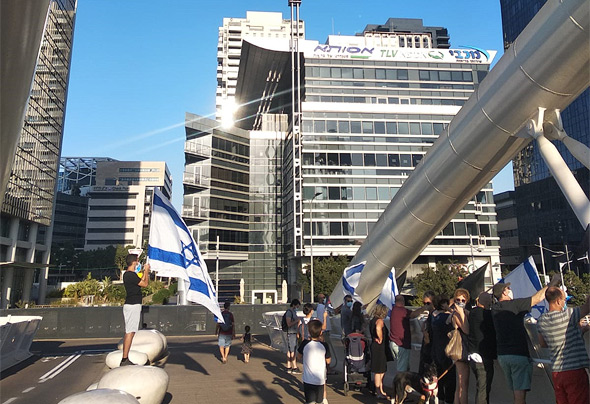 מפגינים בגשר יהודית בתל אביב, הערב מפגינים בגשר יהודית בתל אביב, הערב