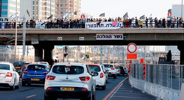 מפגינים בגשר ההלכה, הערב מפגינים בגשר ההלכה, הערב