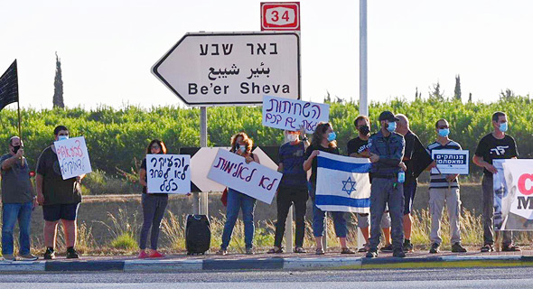 מפגינים בשער הנגב מפגינים בשער הנגב