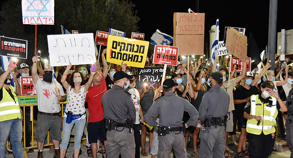מפגינים בקיסריה, הערב מפגינים בקיסריה, הערב