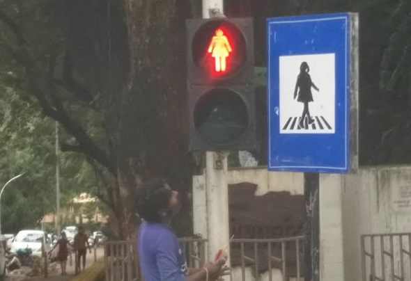 רמזור עם דמות נשית במומבאי רמזור עם דמות נשית במומבאי