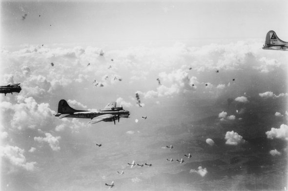 מפציצי B17 תחת אש נ"מ מפציצי B17 תחת אש נ"מ