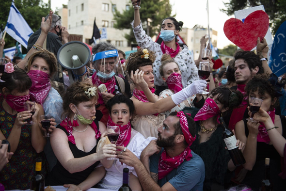 הבעלבתים במיצג בבלפור. קבוצה של אמנים מתחומים שונים שצובעים את המחאה בורוד הבעלבתים במיצג בבלפור. קבוצה של אמנים מתחומים שונים שצובעים את המחאה בורוד