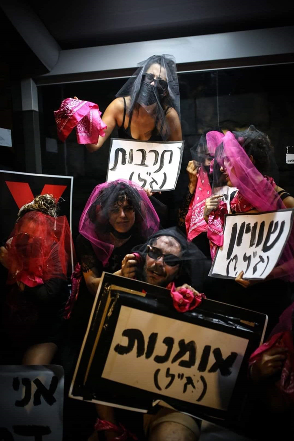 "מוחות דמעה" מיצג מבית ה"בעלבתים" "מוחות דמעה" מיצג מבית ה"בעלבתים"