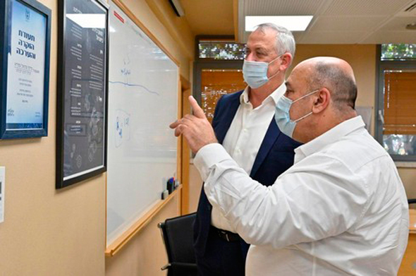 בני גנץ ופרופ' שמואל שפירא מנהל המכון הביולוגי בנס ציונה בני גנץ ופרופ' שמואל שפירא מנהל המכון הביולוגי בנס ציונה