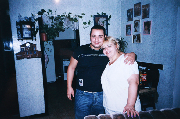 Reuven Aronashvili and his mother. Photo: Amit Shaal